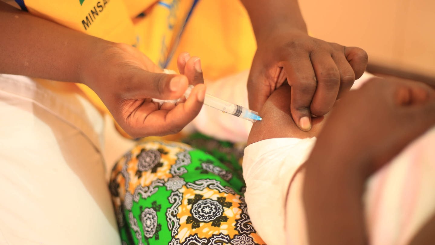 Ein Kind wird mit dem Malaria-Impfstoff Mosquirix in Kamerun geimpft. Es ist das erste Mal, dass flächendeckend gegen Malaria geimpft wird. (Foto: IMAGO, IMAGO / Xinhua)