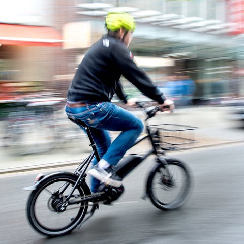Ein Radfahrer fährt mit einem E-BikePedelec auf einer Fahrradstraße. (Foto: dpa Bildfunk, picture alliance/dpa | Hauke-Christian Dittrich)