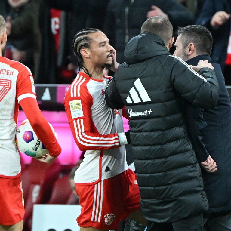 Unions Trainer Nenad Bjelica greift Bayern Münchens Leroy Sane ins Gesicht. Dafür hat er jetzt eine Sperre bekommen.