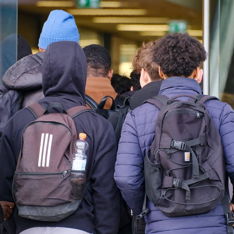 Jugendliche gehen nebeneinander gereiht in das Schulgebäude. Steigt die Gewalt an deutschen Schulen? (Foto: IMAGO, Funke Foto Services)