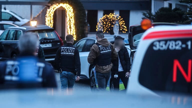 Einsatzkräfte der Polizei sind am Tatort im Einsatz. In einem Einfamilienhaus in Villingen-Schwenningen in Baden-Württemberg sind Mutter, Vater und ihr 32-jähriger Sohn am Freitag tot aufgefunden worden.