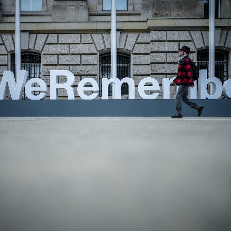 Der Schriftzug „#WeRemember“ steht anlässlich des Internationalen Tages des Gedenkens an die Opfer des Holocaust vor dem Reichstagsgebäude mit Deutschen Bundestag. Am 27. Januar 1945 hatten Soldaten der Roten Armee die Überlebenden des deutschen Konzentrations- und Vernichtungslagers Auschwitz im besetzten Polen befreit.