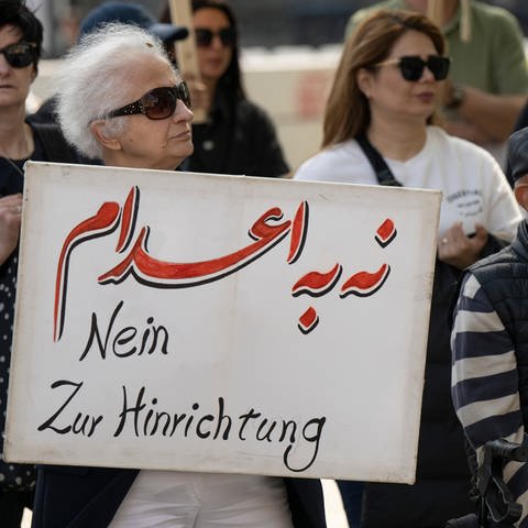 Gegen die jüngsten Hinrichtungen im Iran protestieren Exil-Iraner vor der Alten Oper in Frankfurt. Dabei steht auf einem Plakat „Nein zur Hinrichtung“. (Foto: dpa Bildfunk, picture alliance/dpa | Boris Roessler)