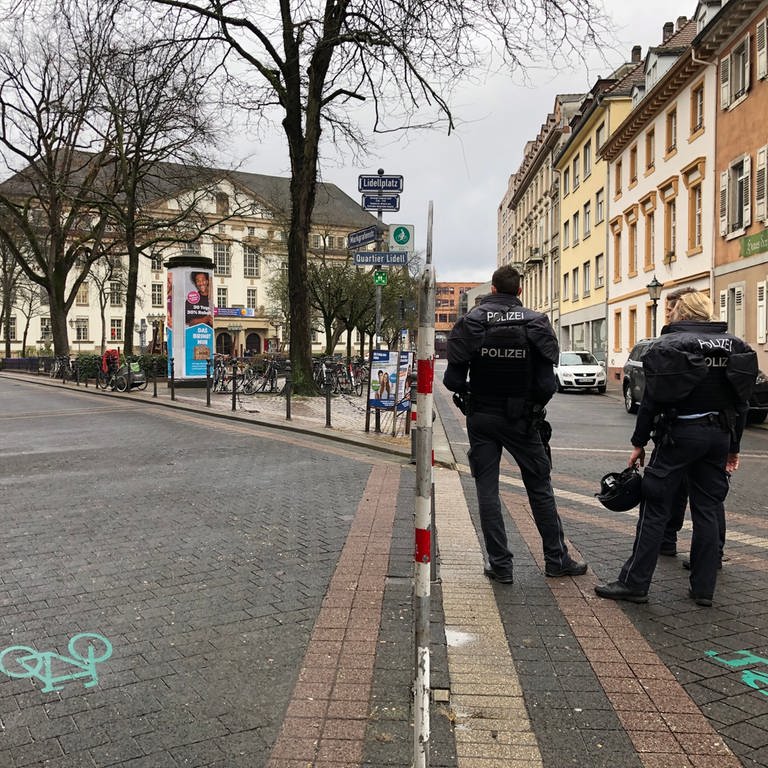 Vor einer Schule in Karlsruhe steht die Polizei. Es kam zu einem Großeinsatz. (Foto: dpa Bildfunk, picture alliance/dpa | Susanne Kupke)