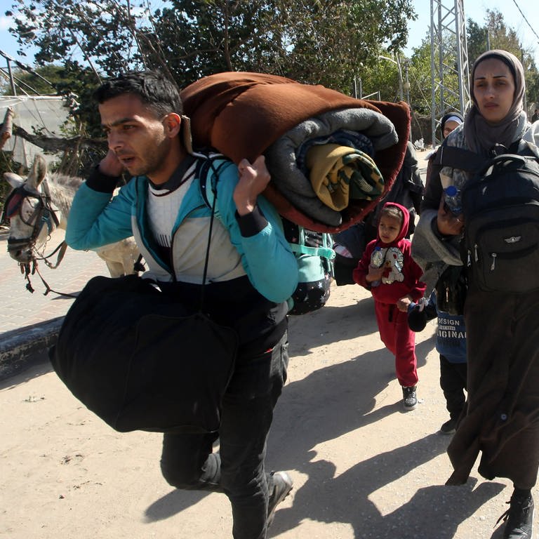 Palästinensische Familie auf dem Weg nach Rafah, um aus Gaza zu fliehen (Foto: IMAGO, IMAGO / UPI Photo)