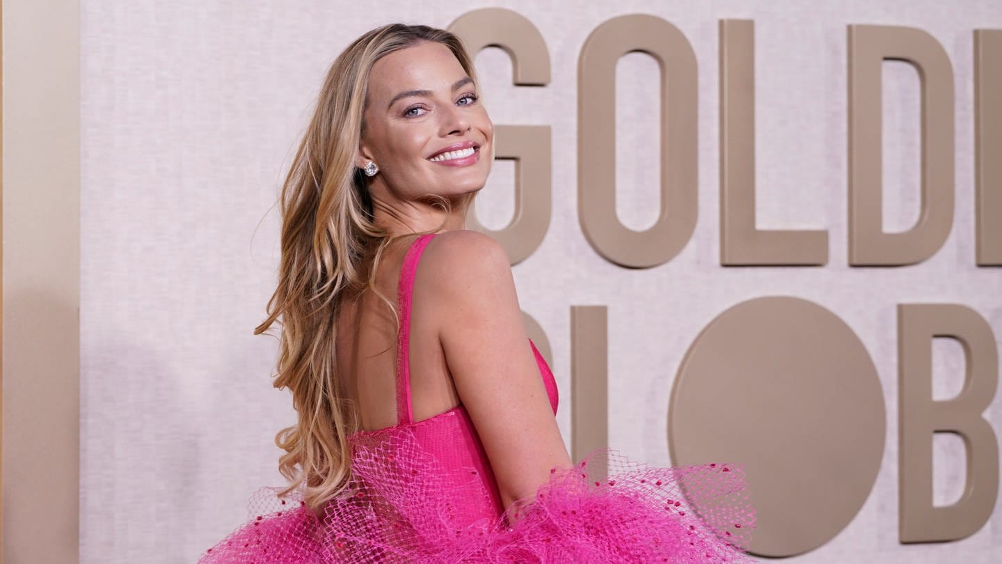 Margot Robbie kommt zur 81. Golden Globe-Verleihung im Beverly Hilton. (Foto: dpa Bildfunk, picture alliance/dpa/Invision via AP | Jordan Strauss)