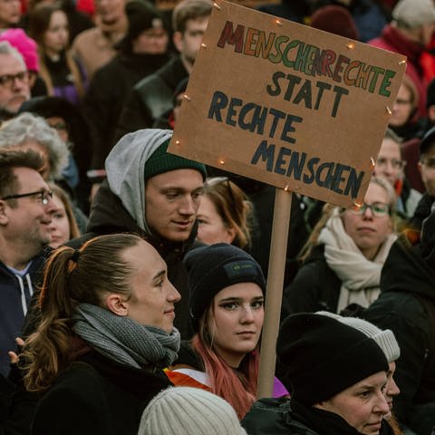 Junge Menschen auf einer Demonstration gegen Rechtsextremismus: Viele in Deutschland unterstützen die Demos, zeigt eine ARD-Umfrage.