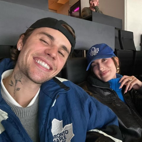 Justin und Hailey Bieber Selfie bei einem Eishockey-Spiel der Toronto Maple Leafs