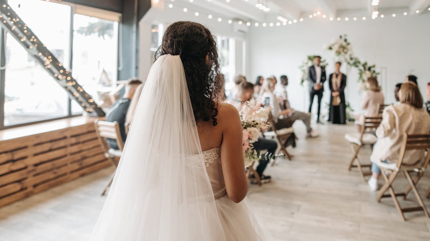 Eine Braut im Brautkleid. (Foto: Pexels: Pavel Danilyuk)
