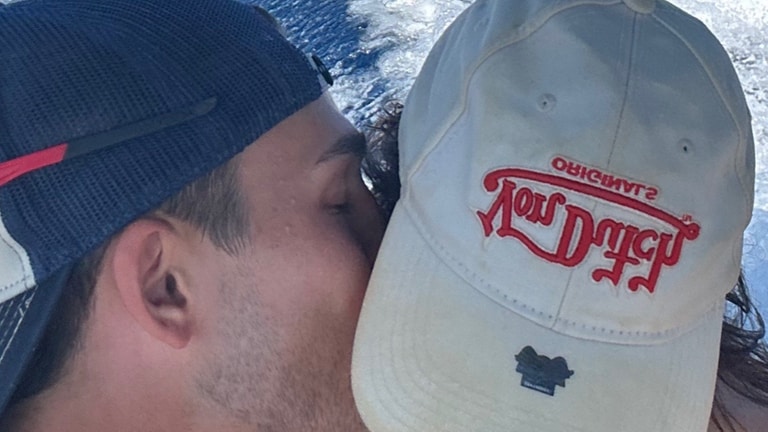 Julien Brown küsst Angelina Frerk. Sie sind offenbar wieder zusammen (Foto: TikTok @anxvids)