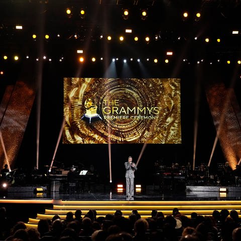 Moderator Justin Tranter auf der Bühne während der 66. jährlichen Grammy Awards. Ausgezeichnet wurden Miley Cyrus, Taylor Swift und Billie Eilish. Rapper Killer Mike wurde verhaftet.