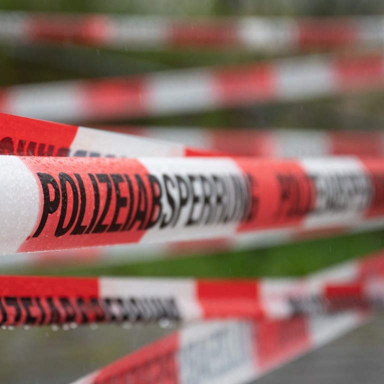 Absperrband der Polizei - In Bingen wurden zwei Schulen wegen einer Bombendrohung evakuiert