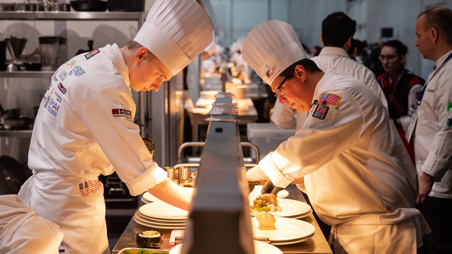 Die Jugend-Köche vom Team „USA“ arbeiten bei der „Olympiade der Köche