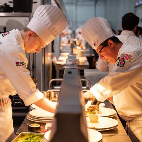 Die Jugend-Köche vom Team „USA“ arbeiten bei der „Olympiade der Köche" in einer Halle der Messe in ihrer kleinen Küche. Unter dem Motto «grenzenlos kochen» messen sich etwa 2000 Köche in Teams aus mehr als 50 Nationen im weltgrößten Berufswettbewerb.
