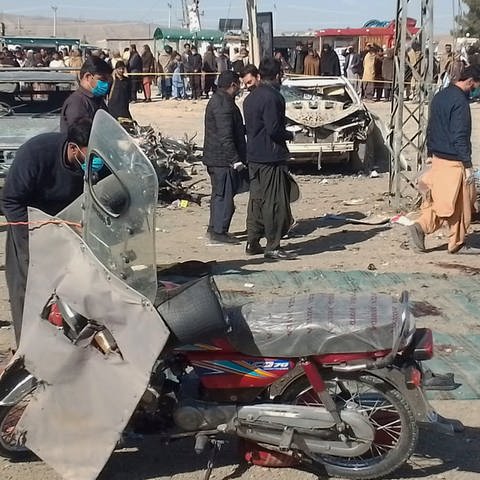 Sicherheitsbeamte untersuchen den Schauplatz einer Bombenexplosion. Am Tag vor den Parlamentswahlen hat es in Pakistan mehrere tödliche Anschläge gegeben. Bei einer Explosion in einem Büro eines Wahlkreiskandidaten sind mehrere Menschen ums Leben gekommen.