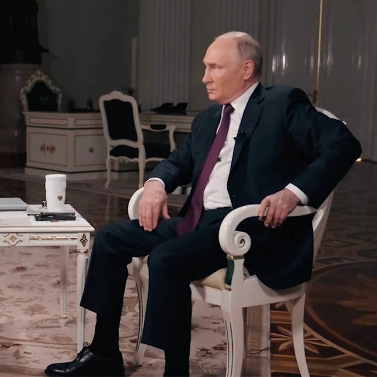 Russland Präsident Wladimir Putin im Interview mit dem ultrakonservativen US-Moderator Tucker Carlson.