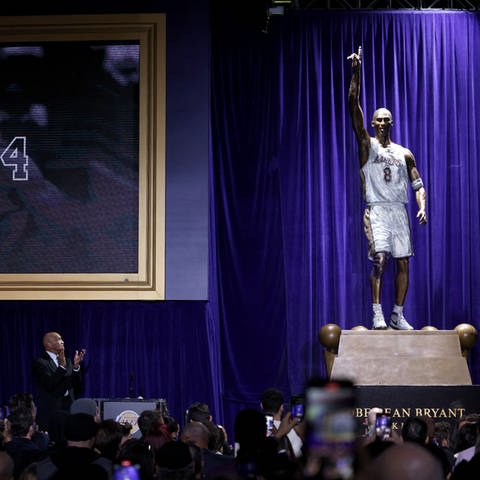 Enthüllung der ersten Statue von Kobe Bryant (Foto: Reuters)