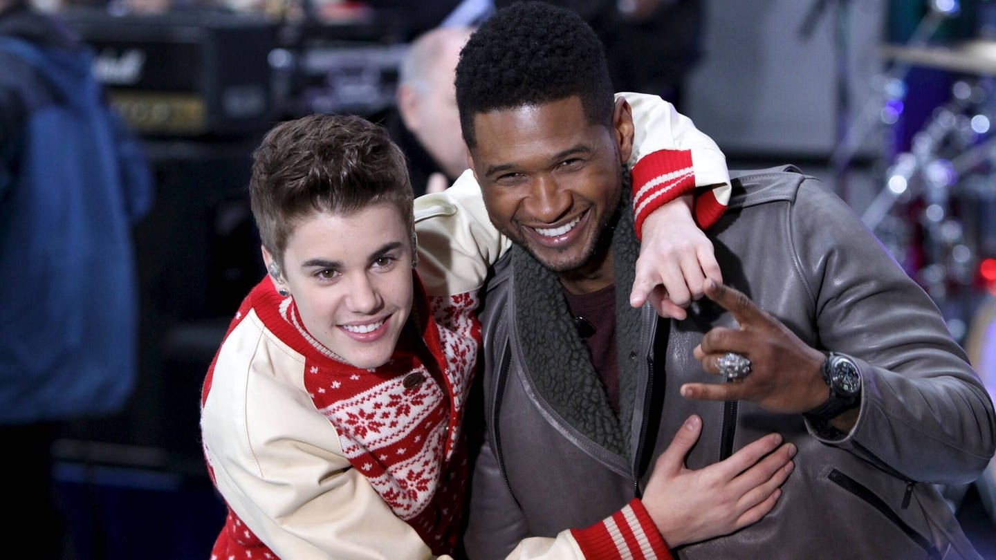 Justin Bieber und Usher on Stage 2011. Es gibt Gerüchte, dass die beiden zum diesjährigen Superbowl wieder gemeinsam performen. (Foto: IMAGO, IMAGO / Everett Collection)