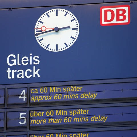 Anzeigetafel der Deutschen Bahn zeigt Verspätungen - DB will pünktlicher werden