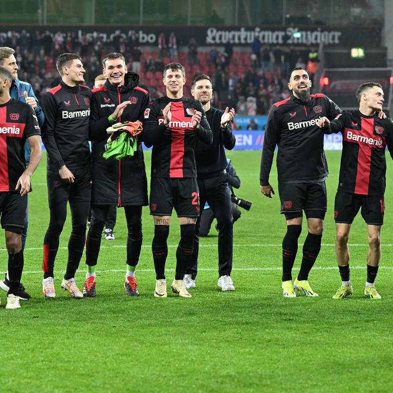 Nach dem Spiel gegen den FC Bayern München feiern die Spieler von Bayer Leverkusen und bedanken sich nach der Partie bei den Fans in der BayArena.  (Foto: dpa Bildfunk, picture alliance/dpa | Federico Gambarini)