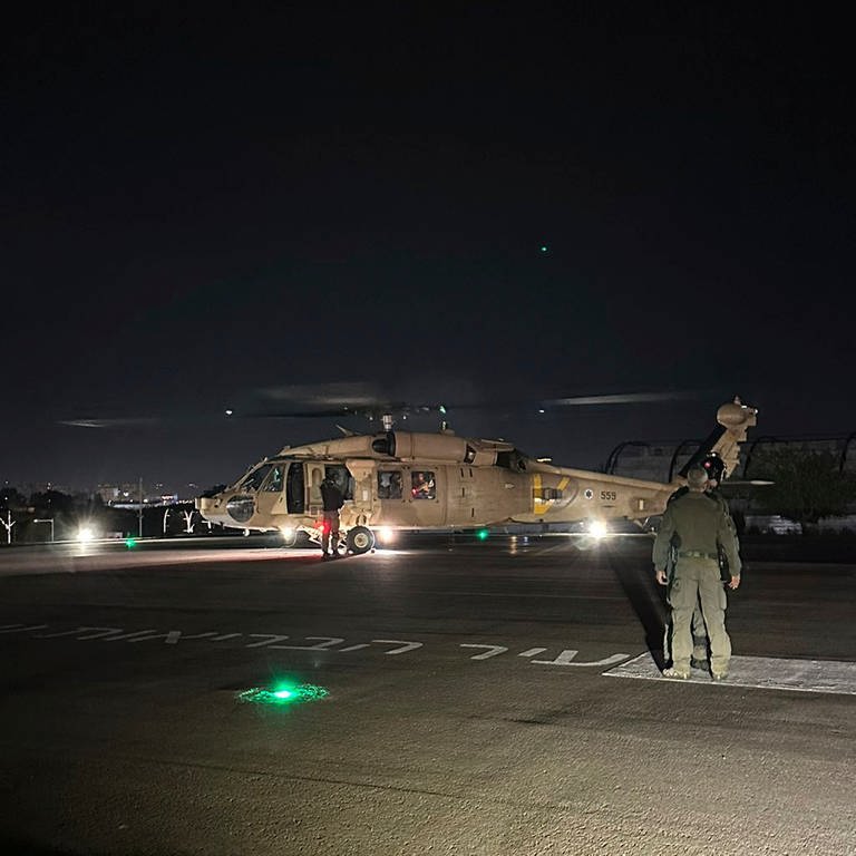 Dieses vom israelischen Militär zur Verfügung gestellte Bild zeigt einen Hubschrauber der israelischen Luftwaffe mit zwei befreiten Geiseln. Sie sollen in der Stadt Rafah befreit worden sein.