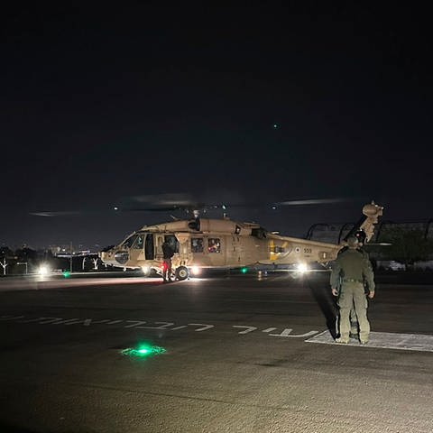 Dieses vom israelischen Militär zur Verfügung gestellte Bild zeigt einen Hubschrauber der israelischen Luftwaffe mit zwei befreiten Geiseln. Sie sollen in der Stadt Rafah befreit worden sein. (Foto: dpa Bildfunk, picture alliance/dpa/Israelische Verteidigungsstreitkräfte via AP | HO)