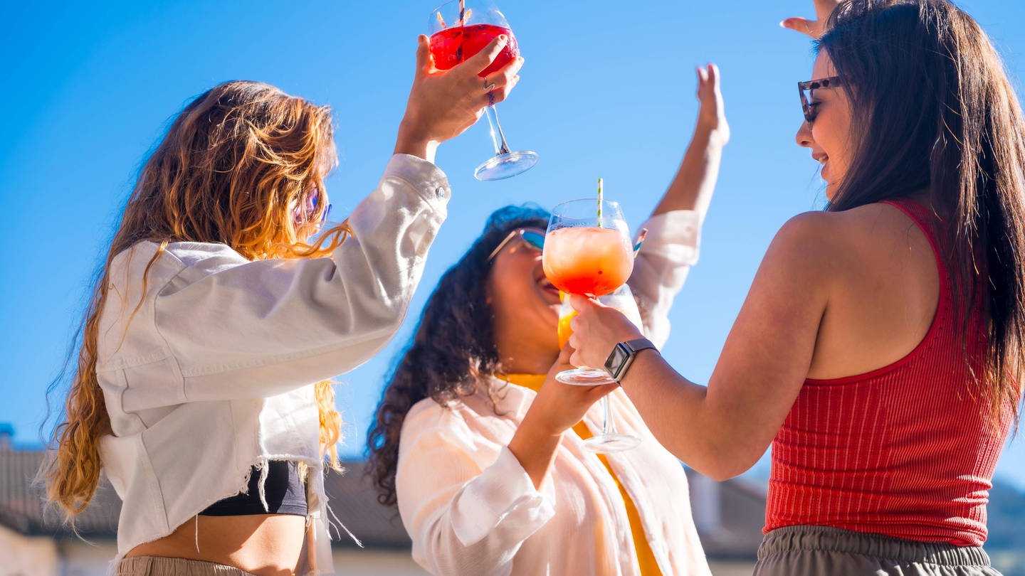 Frauen haben Drinks in der Hand (Foto: IMAGO, IMAGO / imagebroker)