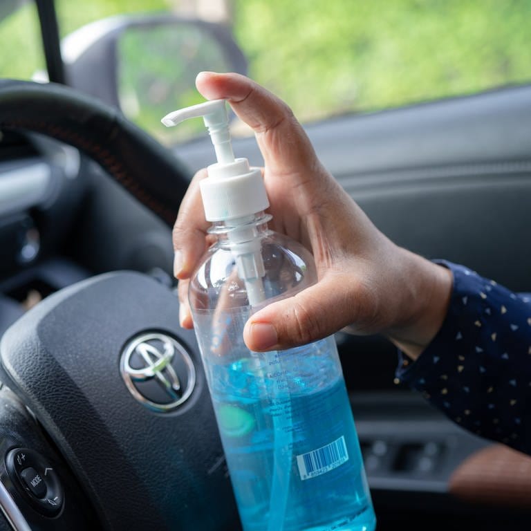 Ein Autofahrer hat Desinfektionsmittel in der Hand. (Foto: IMAGO, IMAGO / Panthermedia)