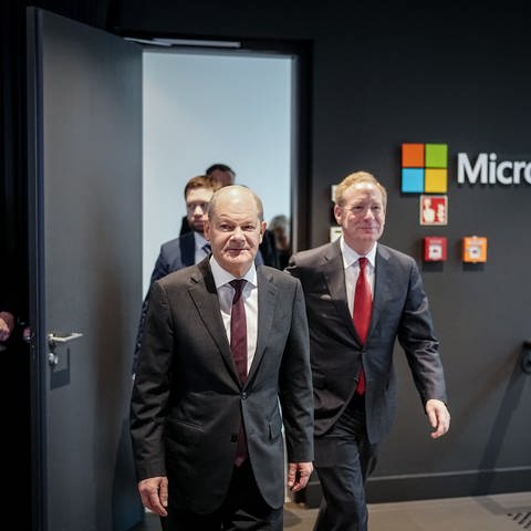 Olaf Scholz und Brad Smith kommen zur Pressekonferenz der Microsoft Deutschland GmbH zu den Investitionen des Konzerns im KI-Bereich in Deutschland. (Foto: dpa Bildfunk, picture alliance/dpa | Kay Nietfeld)