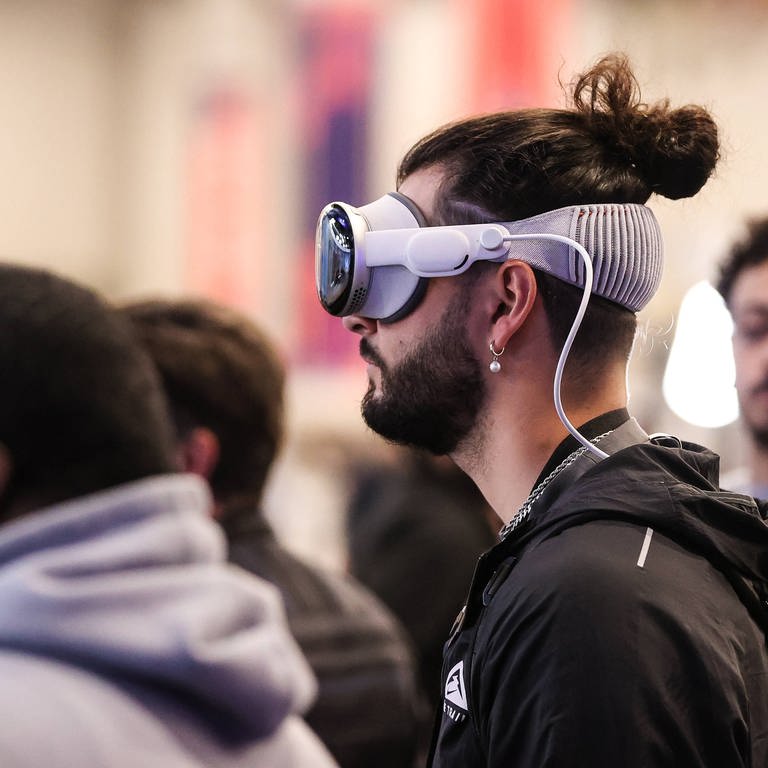 Viele Tech-Nerds feiern Apples Vision Pro übertrieben ab. Doch einige Käufer geben die VR-Brille jetzt wieder zurück.