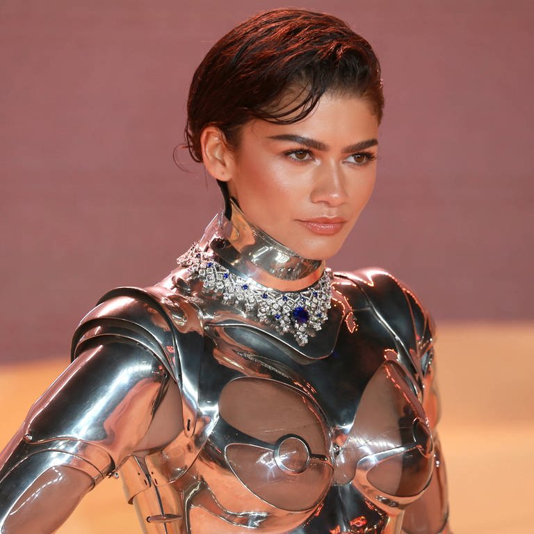 "Dune"-Schauspielerin Zendaya kam in einem auffälligen Robo-Look zur Premiere des zweiten Teils.