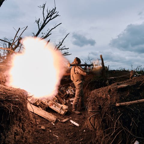 Ein ukrainischer Soldat feuert eine Panzerfaust auf russische Stellungen an der Frontlinie in der Nähe von Awdijiwka in der Region Donezk ab.