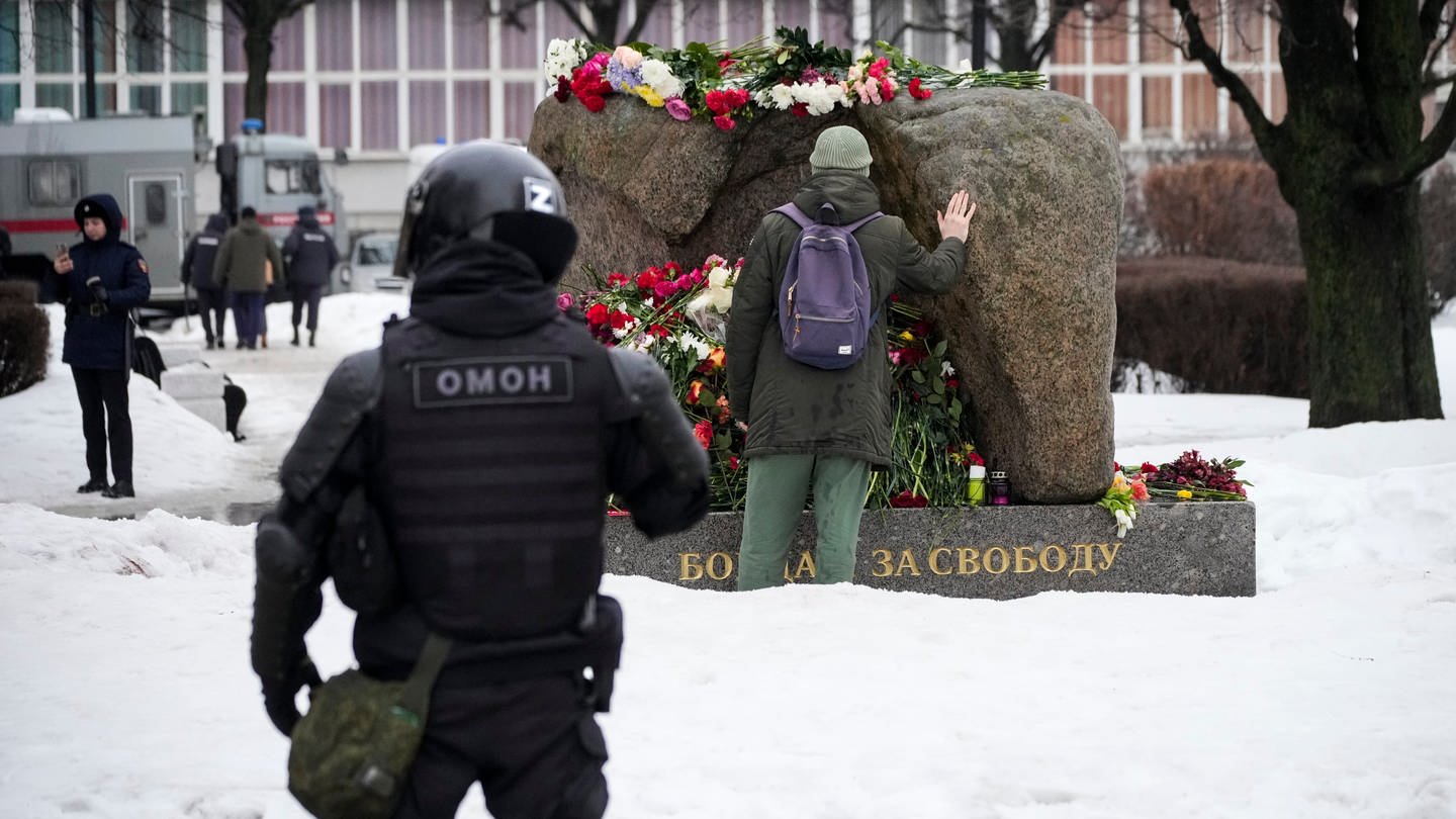 Menschen, die um Alexej Nawalny trauern werden von der Polizei in Russland festgenommen. (Foto: dpa Bildfunk, picture alliance/dpa/AP | Dmitri Lovetsky)