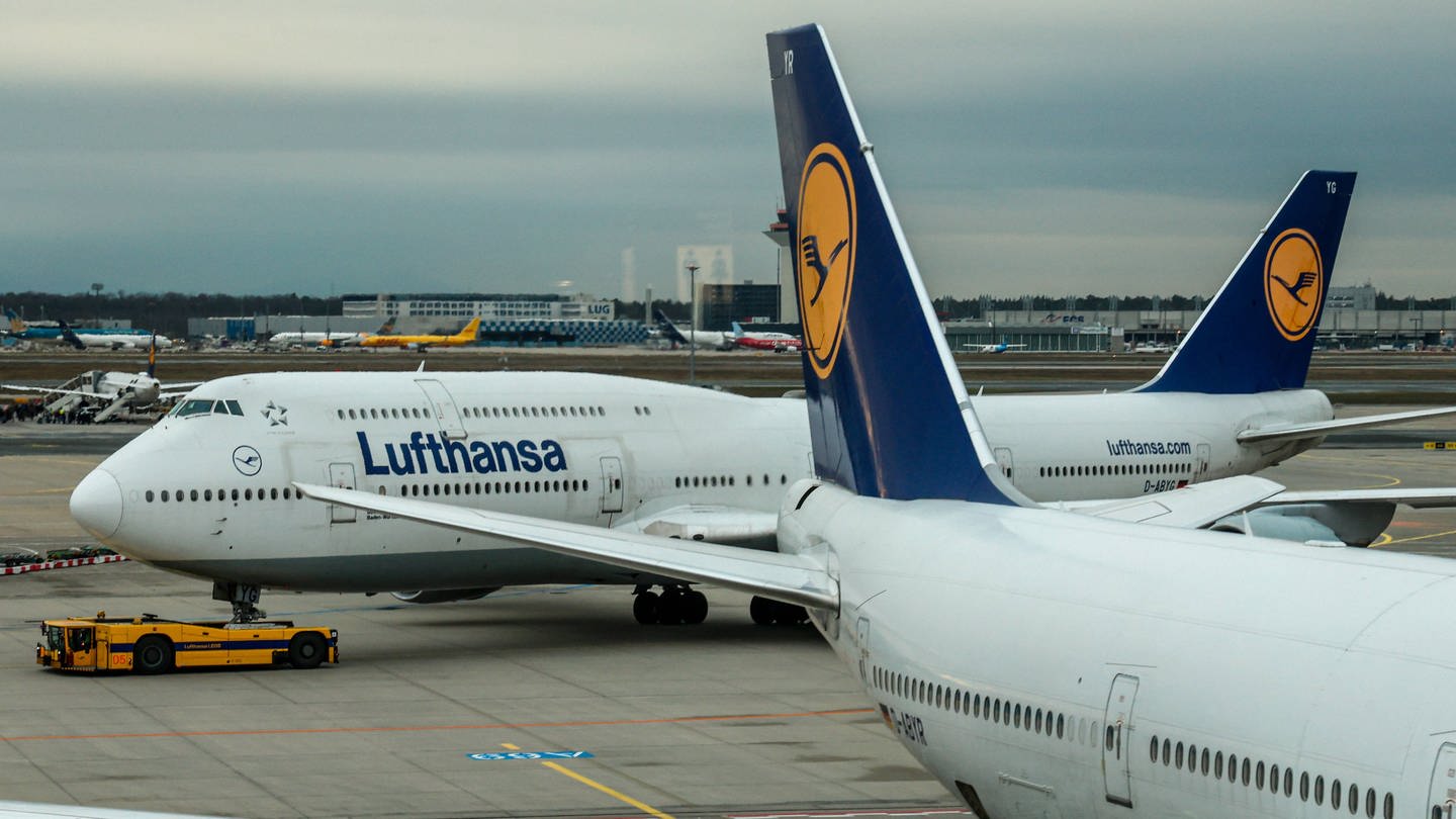 die Flugzeuge der Lufthansa werden ab Dienstag still stehen. Die Gewerkschaft Verdi hat zum Streik aufgerufen. (Foto: IMAGO, IMAGO / Rüdiger Wölk)