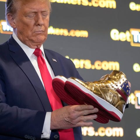 Ex-US-Präsident Donald Trump hat auf der "Sneaker Con" eigene Sneaker gelauncht. (Foto: picture-alliance / Reportdienste, picture alliance/dpa/AP | Manuel Balce Ceneta)