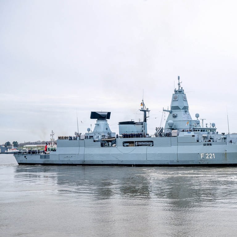 Die Fregatte «Hessen» läuft aus dem Hafen aus. Das Schiff der Bundeswehr bricht von Wilhelmshaven aus in See, um sich im Roten Meer am Schutz von Handelsschiffen gegen Angriffe der vom Iran unterstützten Huthi-Miliz zu beteiligen.