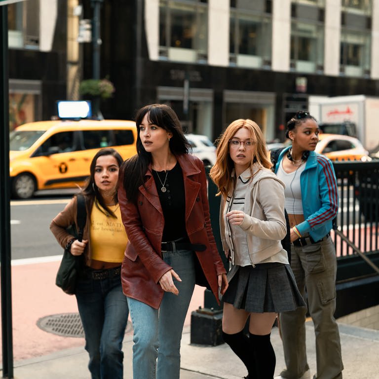 Isabela Merced (l) als Anya Corazon, Dakota Johnson (2.v.l) als Cassandra Webb, Sydney Sweeney (2.v.r) als Julia Cornwall und Celeste O’Connor als Mattie Franklin in einer Szene des Films «Madame Web» (undatierte Filmszene). Der Film kommt am 15.02.2024 in die deutschen Kinos. 