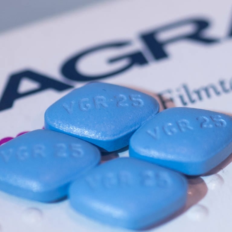 ILLUSTRATION - Vier Viagra-Tabletten liegen auf einer Viagra-Packung. Viagra ohne Rezept in der Apotheke kaufen? - Mit einem solchen Szenario beschäftigt sich am Dienstag ein Expertengremium der Arzneimittelbehörde BfArM in Bonn