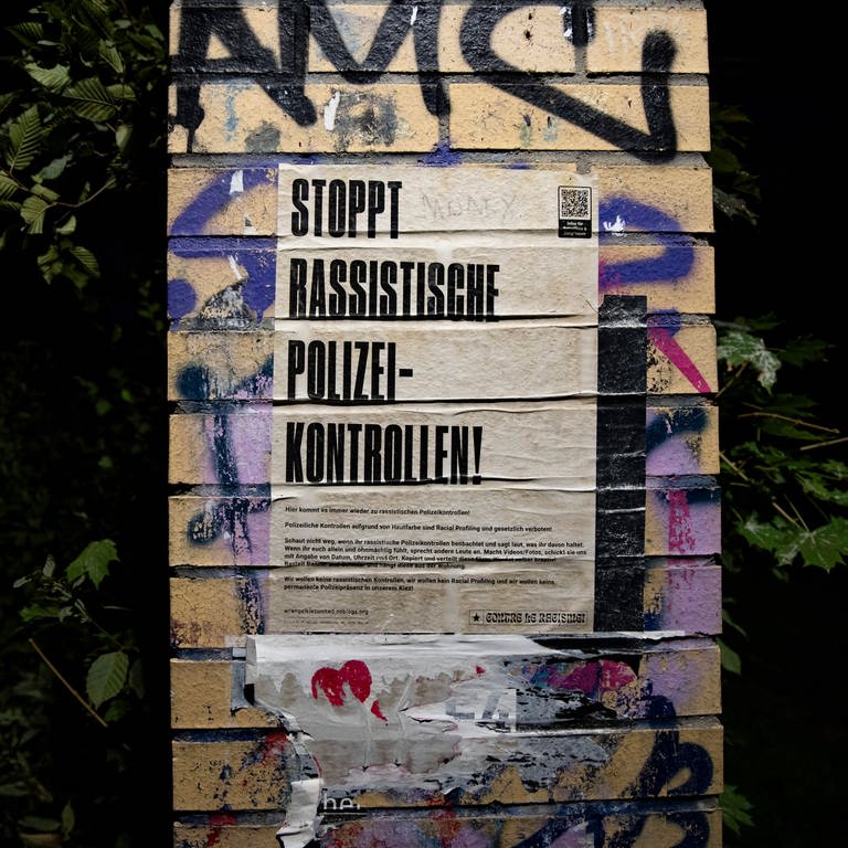 Plakat im Görlitzer Park Berlin: "Stoppt rassistische Polizeikontrollen!" (Foto: IMAGO, Symbolbild IMAGO / Emmanuele Contini)