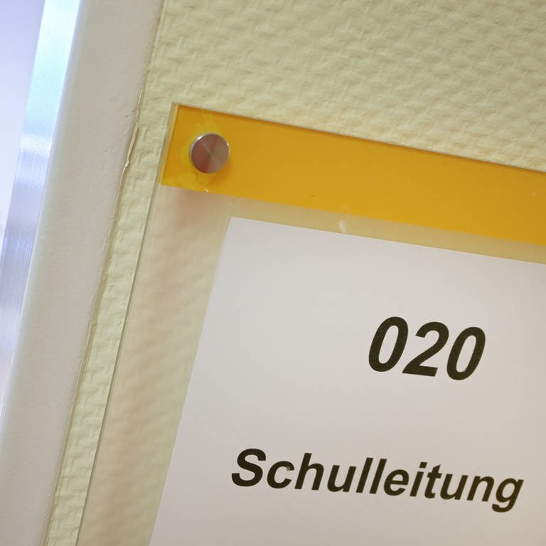 «Schulleitung» steht auf einem Schild an der Bürotür. (Foto: dpa Bildfunk, picture alliance/dpa | Arne Dedert)