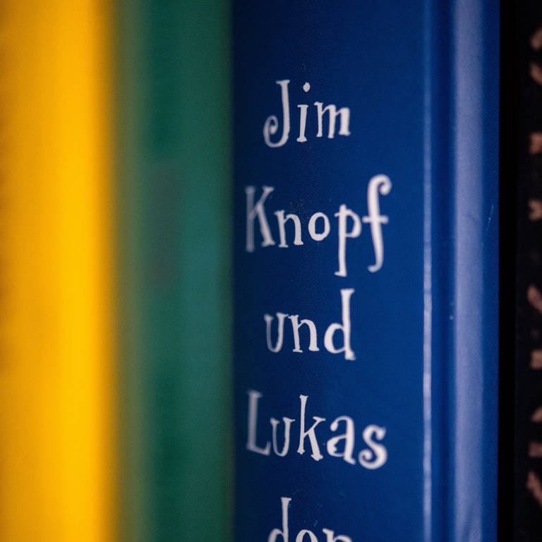 Das Kinderbuch «Jim Knopf und Lukas der Lokomotivführer» des Autors Michael Ende steht in einem Bücherregal.  (Foto: dpa Bildfunk, picture alliance/dpa | Marijan Murat)