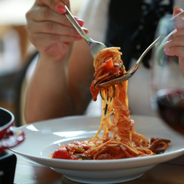 War es Mord? Eine Frau in Italien soll ihrer Großtante absichtlich Spaghetti gegeben haben, die sie so gar nicht hätte bekommen dürfen. Es geht um ein Erbe. (Foto: IMAGO, Pexels /  준섭 윤)