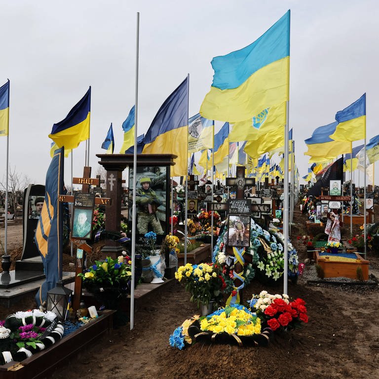 Gräber von gefallenen Soldaten in der Ukraine: Die Invation von Russland ist am 24. Februar genau zwei Jahre her.