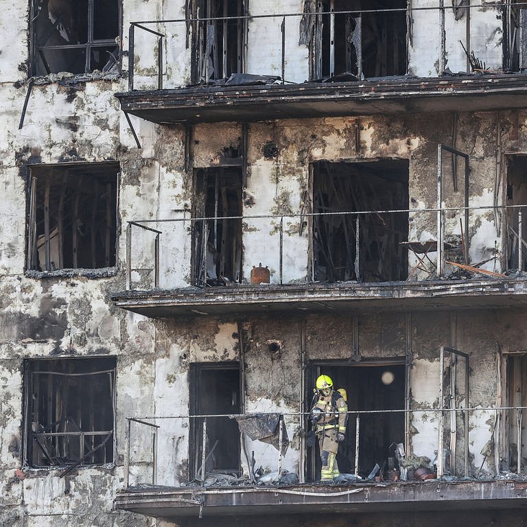 Feuerwehr sichert das ausgebrannte Wohnhaus im spanischen Valencia. Zehn Menschn sind bei dem Brand gestorben.