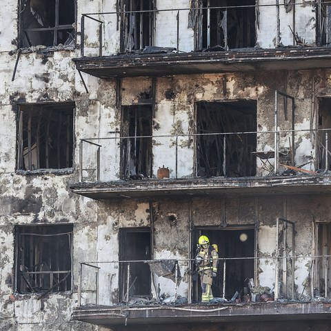 Feuerwehr sichert das ausgebrannte Wohnhaus im spanischen Valencia. Zehn Menschn sind bei dem Brand gestorben. (Foto: IMAGO, IMAGO / ABACAPRESS)