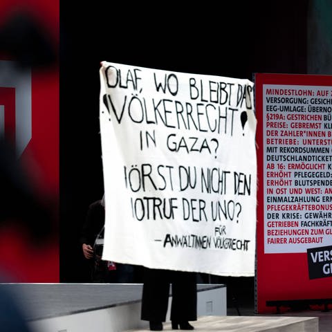 Protestaktion von Anwältinnen für Volkerrecht am SPD-Parteitag (Foto: IMAGO, Symbolbild IMAGO / IPON)