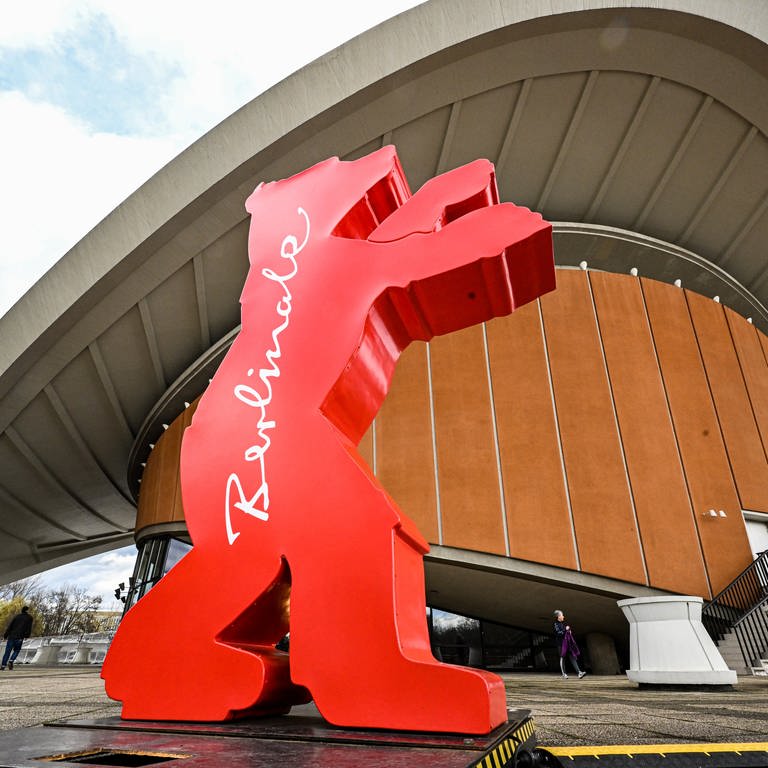 Ein roter Berlinale-Bär-Aufsteller (Foto: IMAGO, IMAGO/Funke Foto Services)