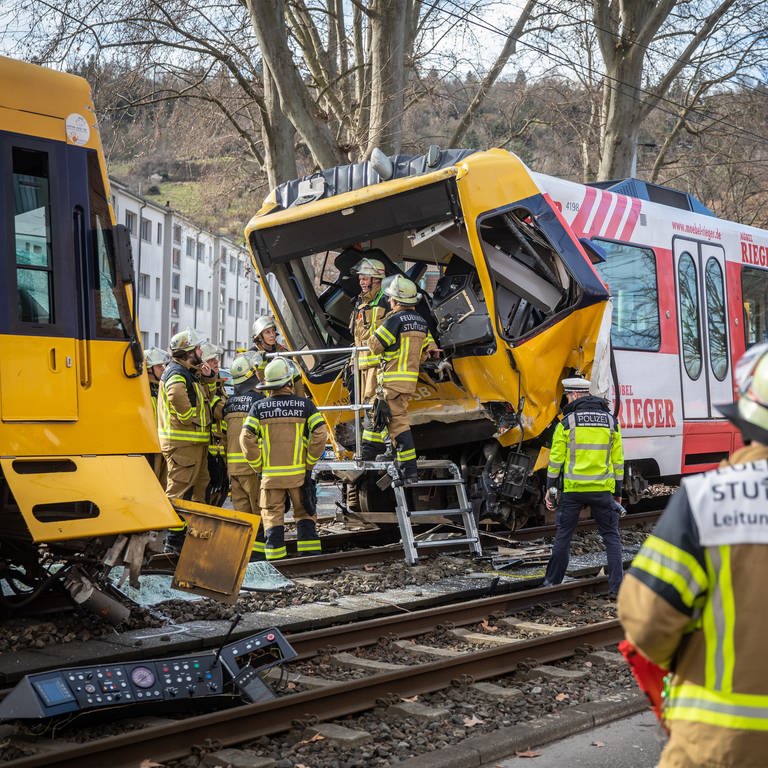 In Stuttgart sind am Freitag zwei Stadtbahnen ineinander gekracht. Ein Gaffer hat offenbar eine Schwerverletzte gefilmt. (Foto: dpa Bildfunk, picture alliance/dpa | Christoph Schmidt)