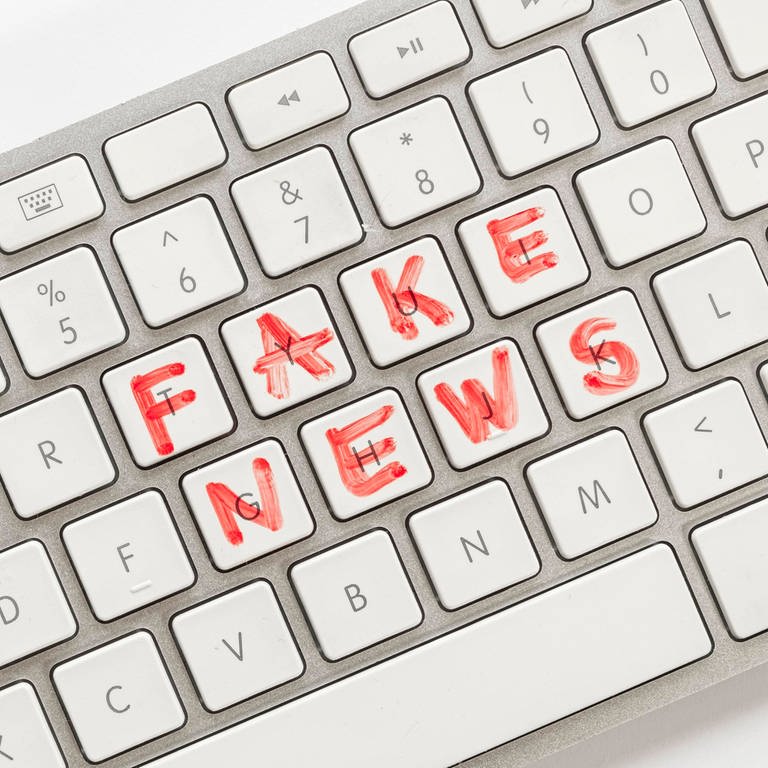 Tastatur mit "Fake News"-Aufschrift.