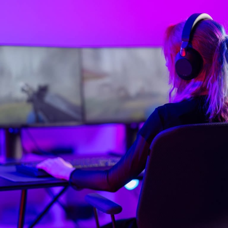 Frau sitzt an einem Gaming-PC und spielt - Mit einem KI-Tool kannst du jetzt riechen, was im Game um dich herum passiert. (Foto: IMAGO, IMAGO / Pond5 Images)